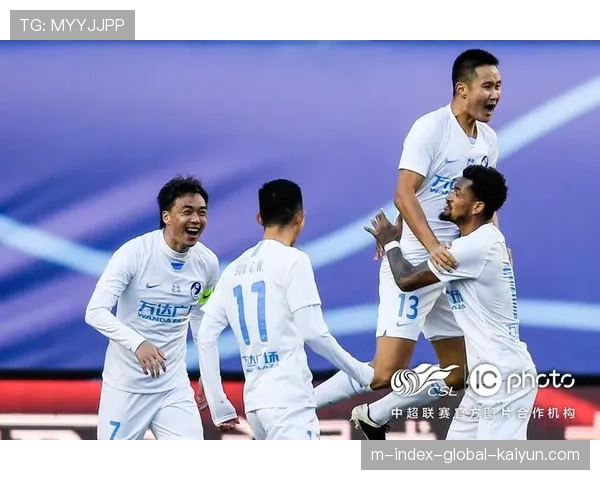 日本队大关友翔远射世界波破门，助球队锁定胜局